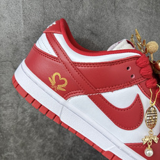 NK Dunk Low 低帮婚鞋 喜结良缘 货号:CU1727-100 该定制版球鞋选用原鞋款为Dunk SB系列球鞋, NK Dunk Low 低帮婚鞋 喜结良缘 货号:CU1727-100 该定制版球鞋选用原鞋款为Dunk SB系列球鞋,