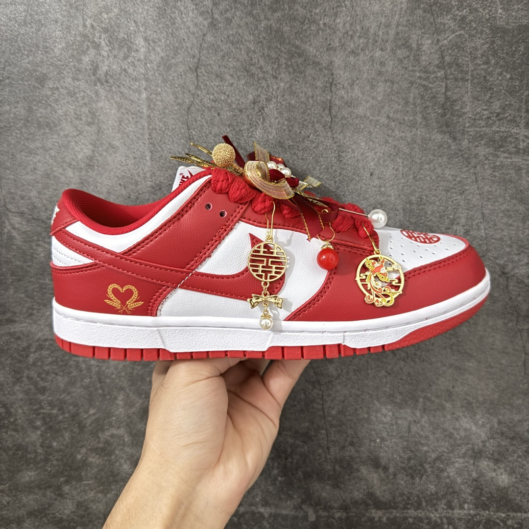 NK Dunk Low 低帮婚鞋 喜结良缘 货号：CU1727-100 该定制版球鞋选用原鞋款为Dunk SB系列球鞋，