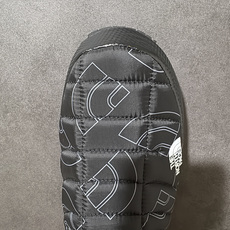 The North Face 北面 ThermoBall V 保暖营地鞋 满印黑 鞋面防泼水面料,菱格充棉填充,Ther The North Face 北面 ThermoBall V 保暖营地鞋 满印黑 鞋面防泼水面料,菱格充棉填充,Ther