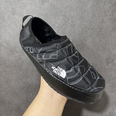 The North Face 北面 ThermoBall V 保暖营地鞋 满印黑 鞋面防泼水面料,菱格充棉填充,Ther The North Face 北面 ThermoBall V 保暖营地鞋 满印黑 鞋面防泼水面料,菱格充棉填充,Ther