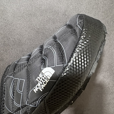 The North Face 北面 ThermoBall V 保暖营地鞋 满印黑 鞋面防泼水面料,菱格充棉填充,Ther The North Face 北面 ThermoBall V 保暖营地鞋 满印黑 鞋面防泼水面料,菱格充棉填充,Ther