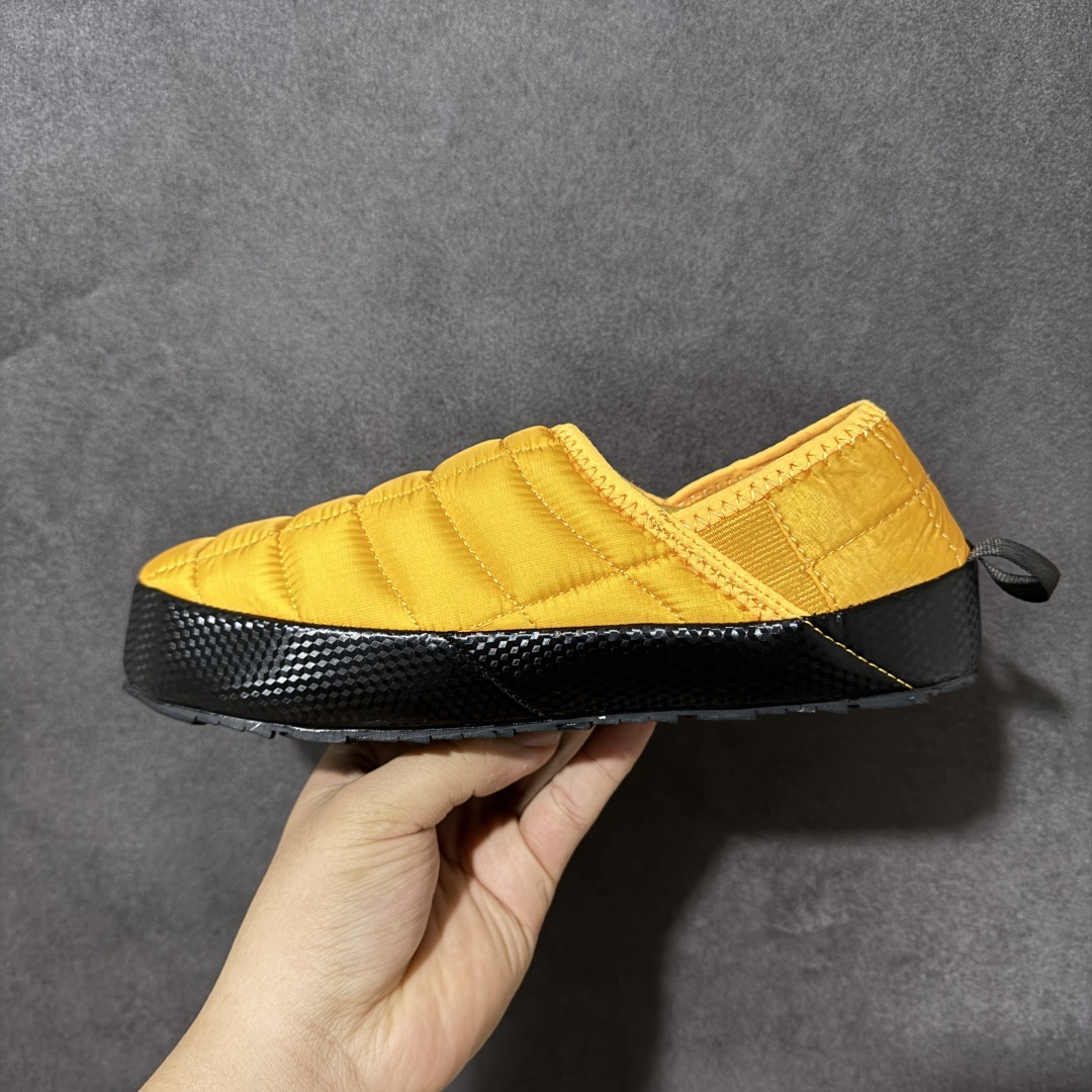 The North Face 北面 ThermoBall V 保暖营地鞋 巅峰金 鞋面防泼水面料，菱格充棉填充，Ther