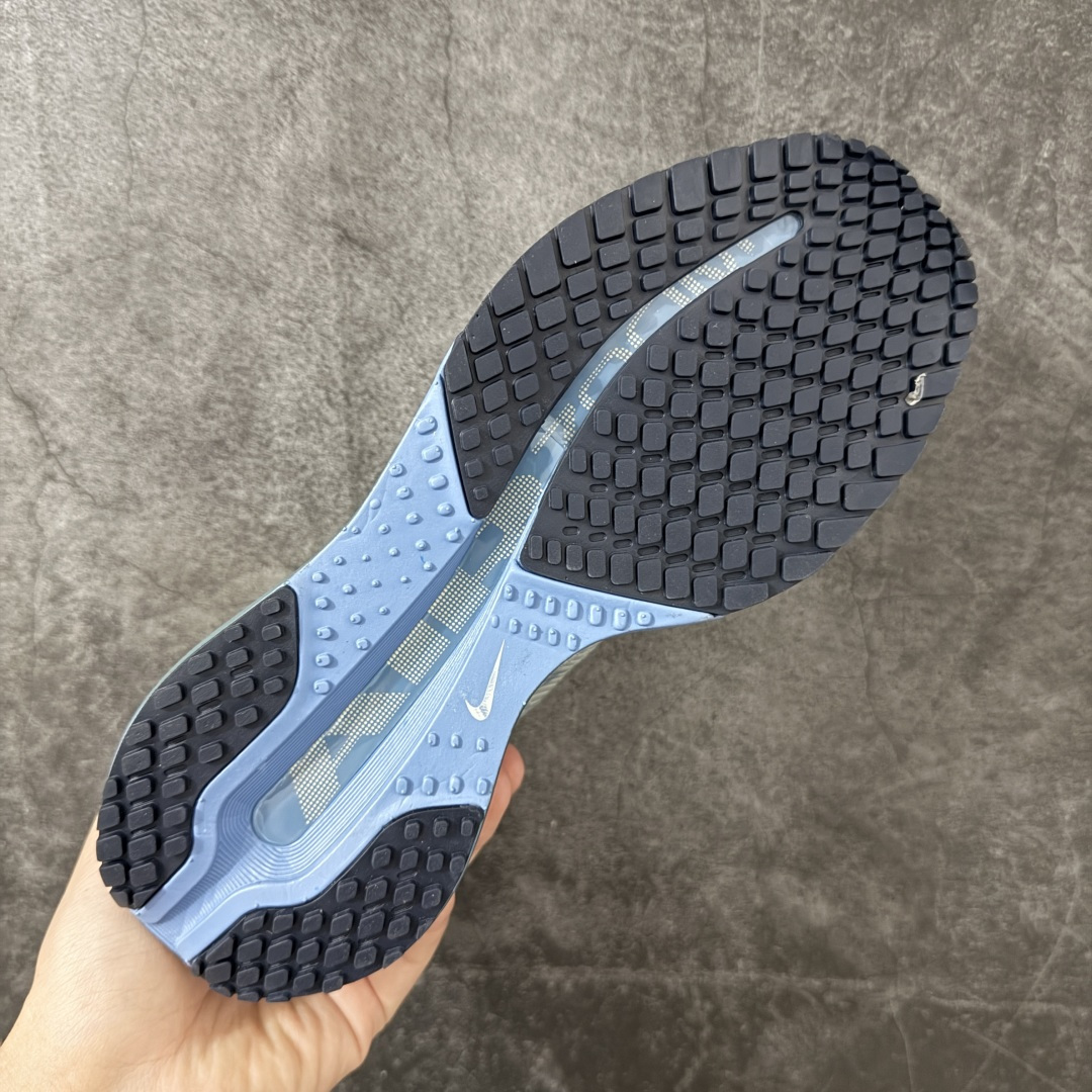 Nike Pegasus Premium SE 舒适百搭减震防滑耐磨透气 低帮跑步鞋 简约又不失活力，上脚超吸睛。 它不