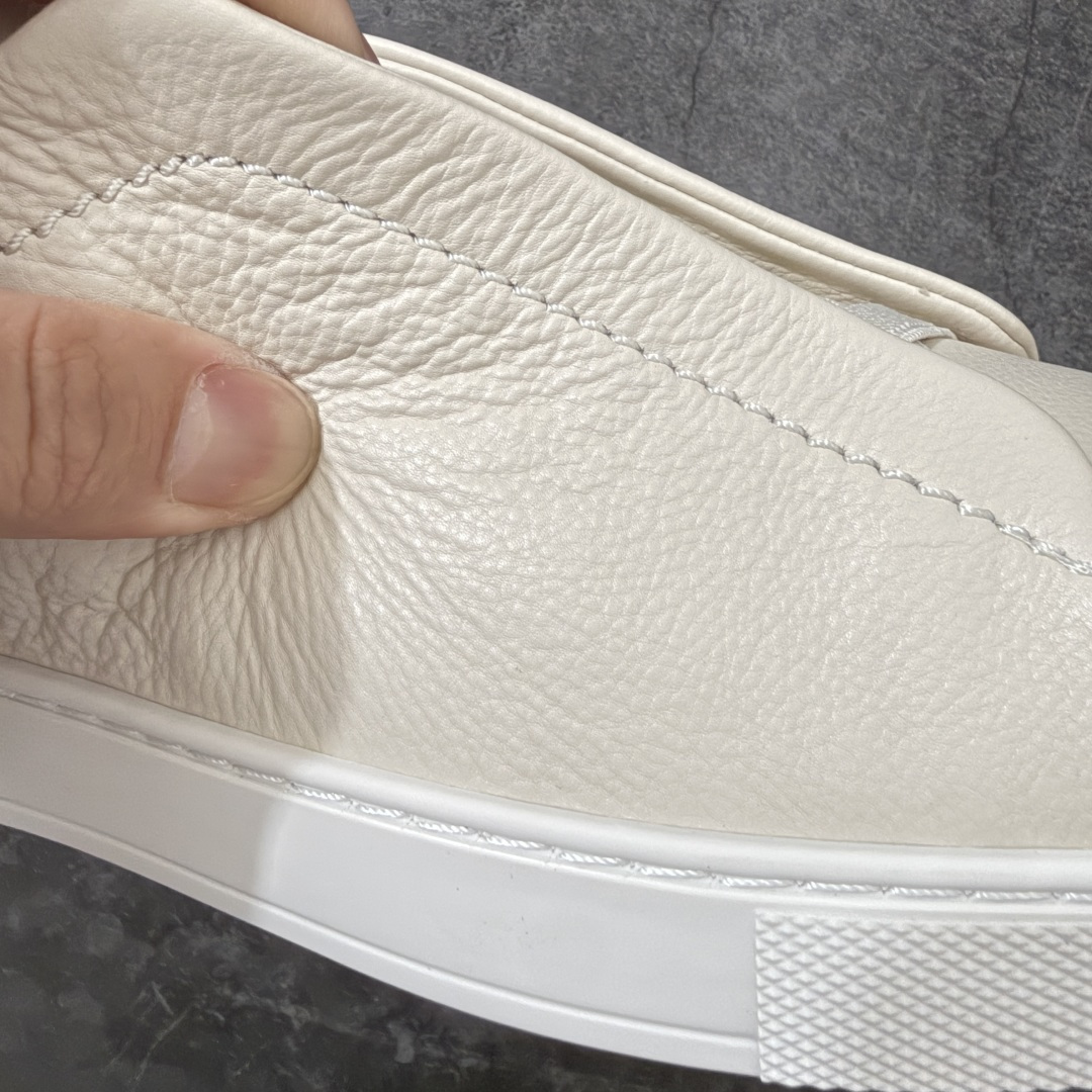 Zegna Triple Stitch 杰尼亚皮革 圆头平底 低帮低帮运动鞋 米白皮面 摔花纹牛皮制成，饰以丰富的工艺细