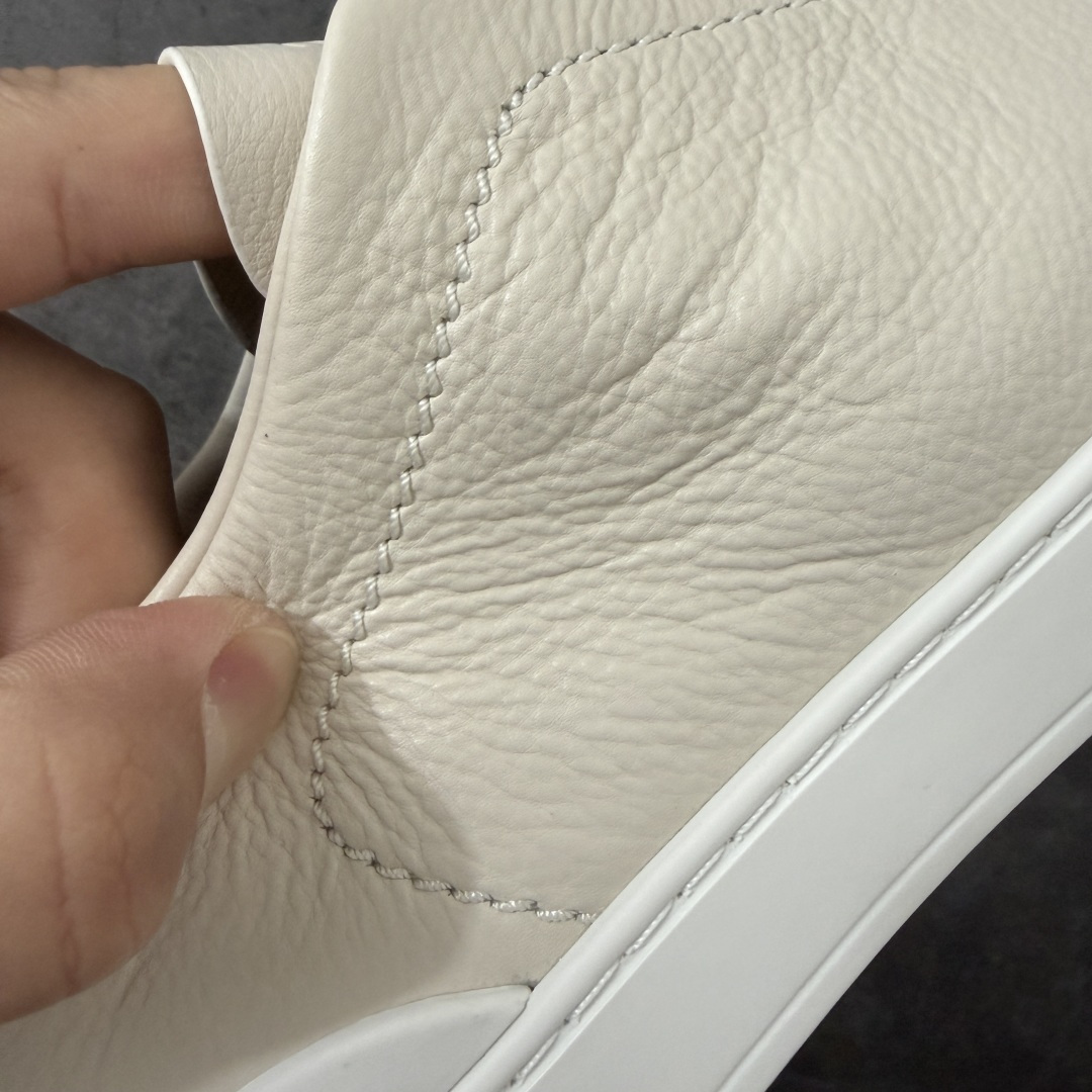 Zegna Triple Stitch 杰尼亚皮革 圆头平底 低帮低帮运动鞋 米白皮面 摔花纹牛皮制成，饰以丰富的工艺细