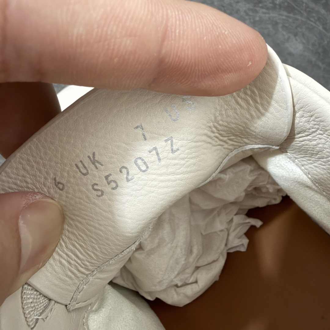 Zegna Triple Stitch 杰尼亚皮革 圆头平底 低帮低帮运动鞋 米白皮面 摔花纹牛皮制成，饰以丰富的工艺细