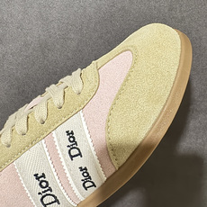 Dior Ribbon Sneaker 迪奥缎带运动鞋 粉色 鞋款的设计灵感直接来源于 Dior 经典的“J'adior Dior Ribbon Sneaker 迪奥缎带运动鞋 粉色 鞋款的设计灵感直接来源于 Dior 经典的“J'adior