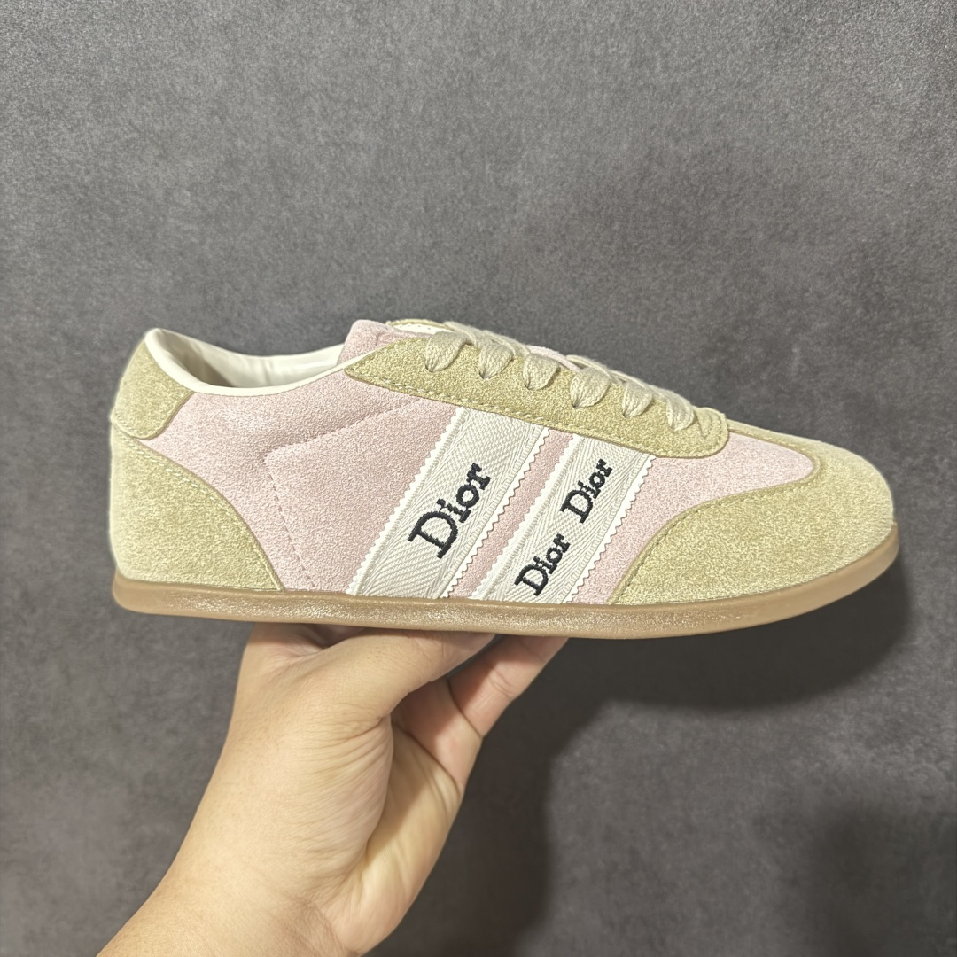 Dior Ribbon Sneaker 迪奥缎带运动鞋 粉色 鞋款的设计灵感直接来源于 Dior 经典的“J'adior