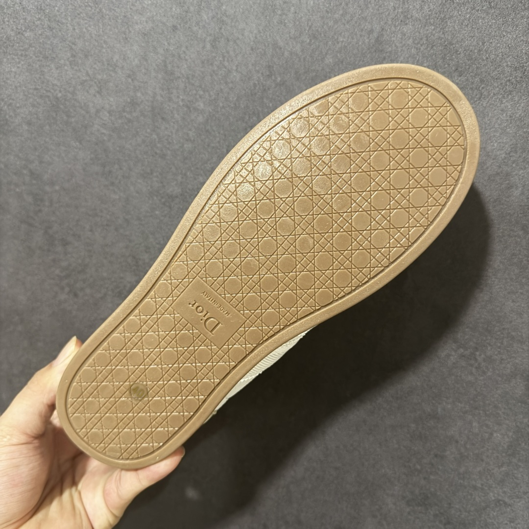 Dior Ribbon Sneaker 迪奥缎带运动鞋 粉色 鞋款的设计灵感直接来源于 Dior 经典的“J'adior