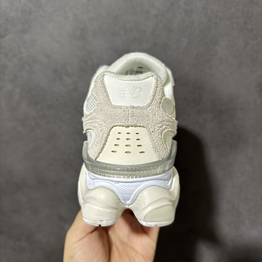 New Balance NB9060 复古休闲运动慢跑鞋 最强性价版 采用大面积网眼以及麂皮材质覆盖鞋身,还原经典气质。 New Balance NB9060 复古休闲运动慢跑鞋 最强性价版 采用大面积网眼以及麂皮材质覆盖鞋身,还原经典气质。