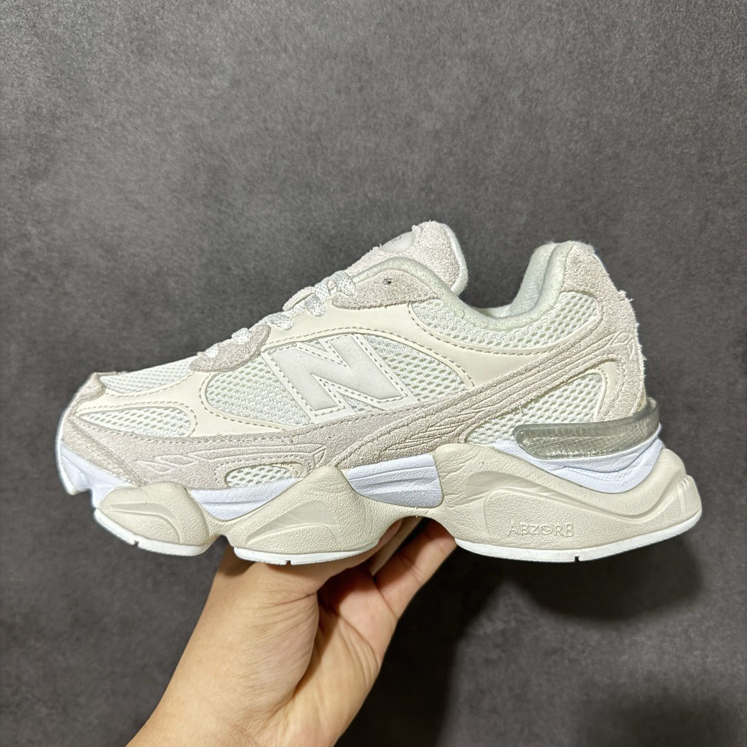 New Balance NB9060 复古休闲运动慢跑鞋 最强性价版 采用大面积网眼以及麂皮材质覆盖鞋身,还原经典气质。 New Balance NB9060 复古休闲运动慢跑鞋 最强性价版 采用大面积网眼以及麂皮材质覆盖鞋身,还原经典气质。