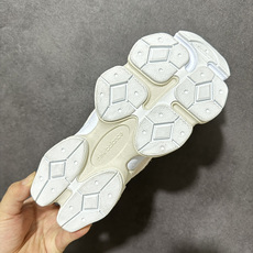 New Balance NB9060 复古休闲运动慢跑鞋 最强性价版 采用大面积网眼以及麂皮材质覆盖鞋身,还原经典气质。 New Balance NB9060 复古休闲运动慢跑鞋 最强性价版 采用大面积网眼以及麂皮材质覆盖鞋身,还原经典气质。