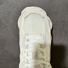 New Balance NB9060 复古休闲运动慢跑鞋 最强性价版 采用大面积网眼以及麂皮材质覆盖鞋身,还原经典气质。 New Balance NB9060 复古休闲运动慢跑鞋 最强性价版 采用大面积网眼以及麂皮材质覆盖鞋身,还原经典气质。
