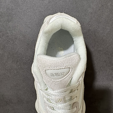 New Balance NB9060 复古休闲运动慢跑鞋 最强性价版 采用大面积网眼以及麂皮材质覆盖鞋身,还原经典气质。 New Balance NB9060 复古休闲运动慢跑鞋 最强性价版 采用大面积网眼以及麂皮材质覆盖鞋身,还原经典气质。