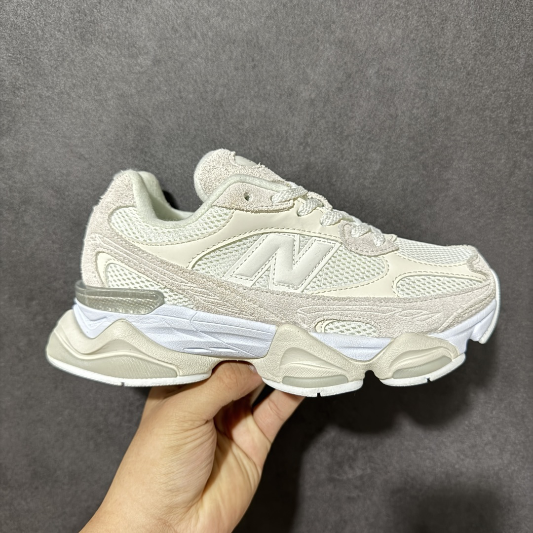 New Balance NB9060 复古休闲运动慢跑鞋 最强性价版 采用大面积网眼以及麂皮材质覆盖鞋身，还原经典气质。