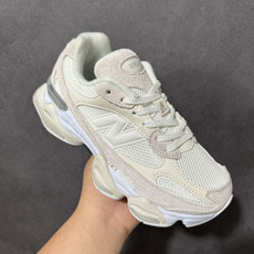 New Balance NB9060 复古休闲运动慢跑鞋 最强性价版 采用大面积网眼以及麂皮材质覆盖鞋身,还原经典气质。 New Balance NB9060 复古休闲运动慢跑鞋 最强性价版 采用大面积网眼以及麂皮材质覆盖鞋身,还原经典气质。