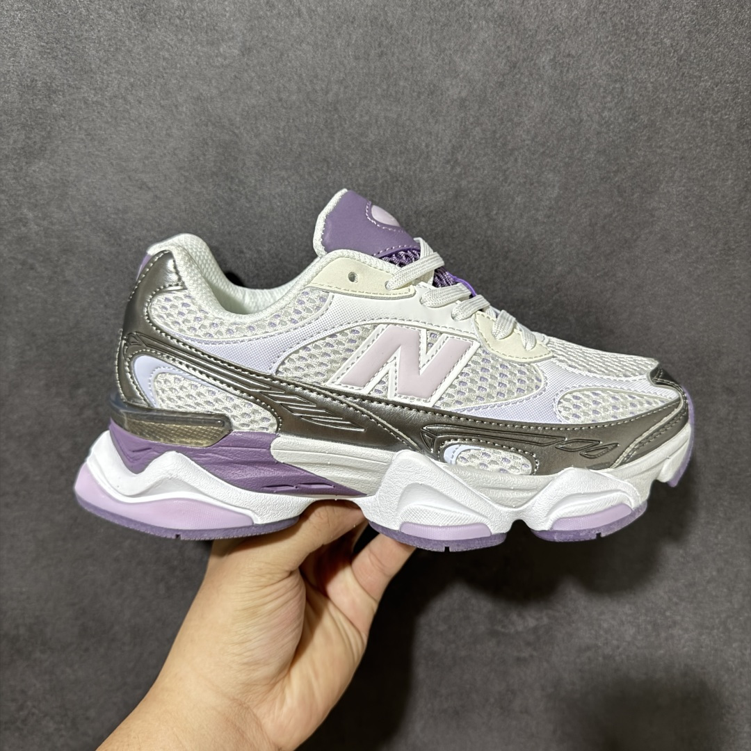 New Balance NB9060 复古休闲运动慢跑鞋 最强性价版 采用大面积网眼以及麂皮材质覆盖鞋身，还原经典气质。