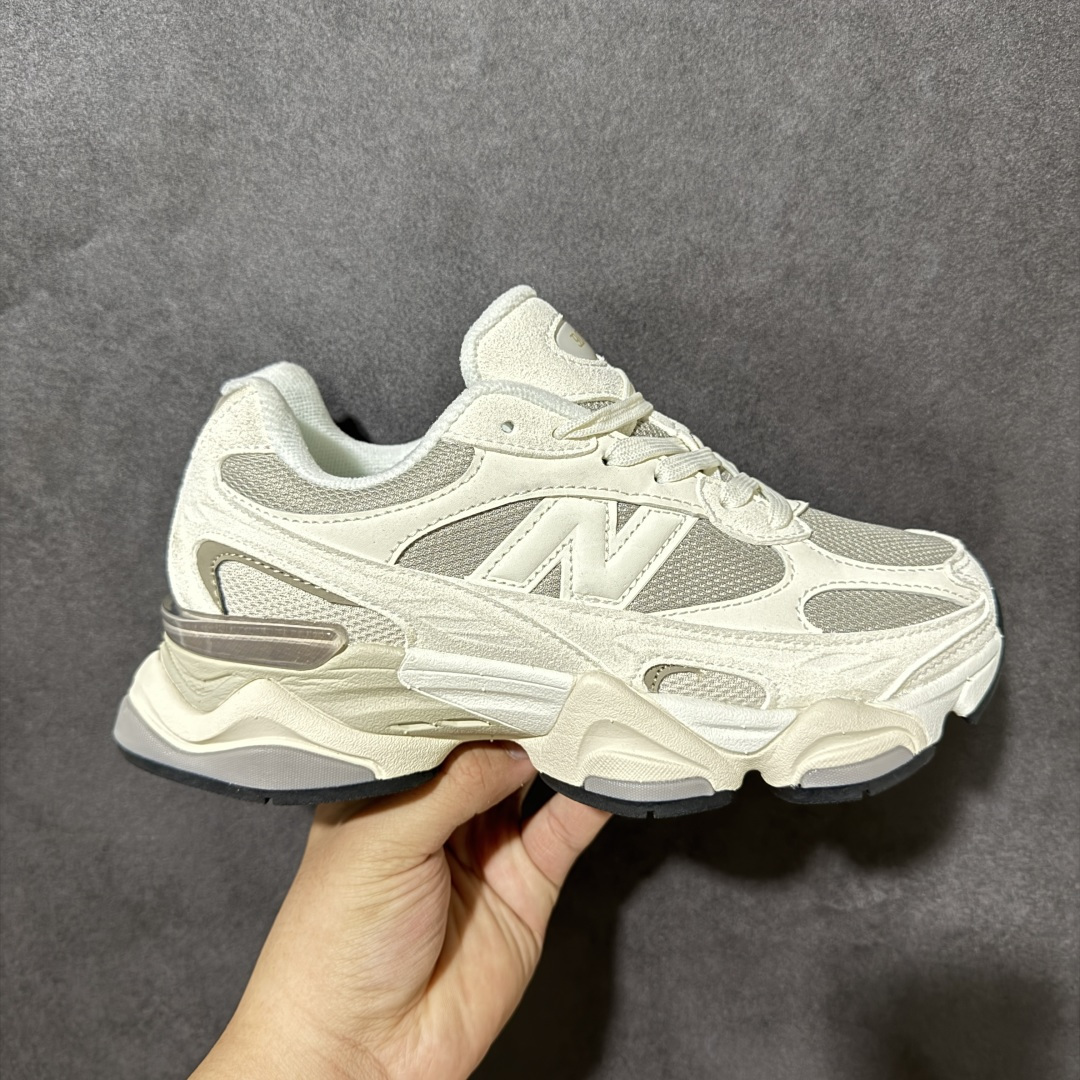 New Balance NB9060 复古休闲运动慢跑鞋 最强性价版 采用大面积网眼以及麂皮材质覆盖鞋身，还原经典气质。