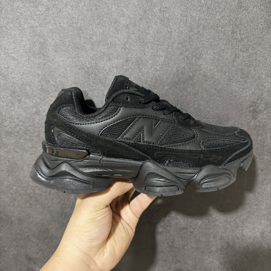 New Balance NB9060 复古休闲运动慢跑鞋 最强性价版 采用大面积网眼以及麂皮材质覆盖鞋身，还原经典气质。