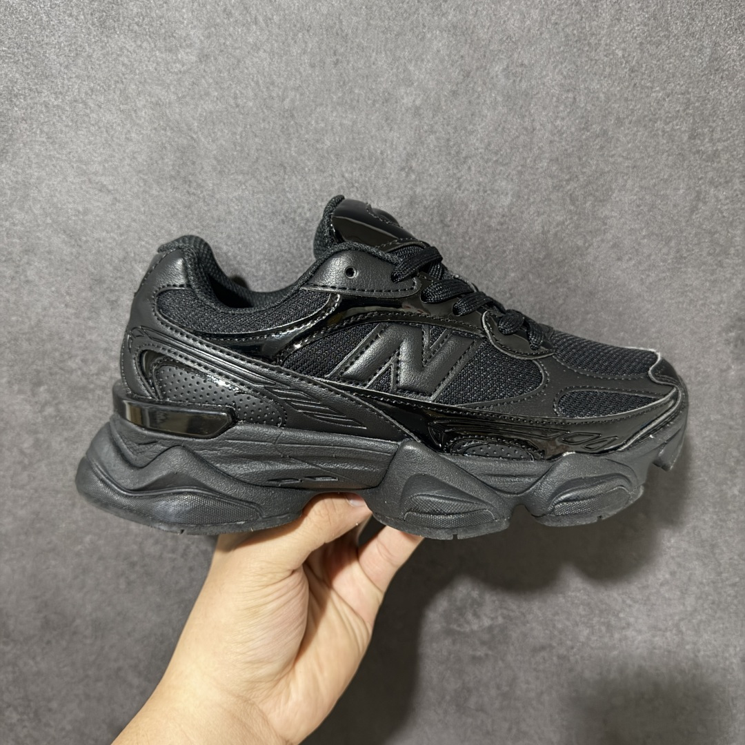 New Balance NB9060 复古休闲运动慢跑鞋 最强性价版 采用大面积网眼以及麂皮材质覆盖鞋身，还原经典气质。