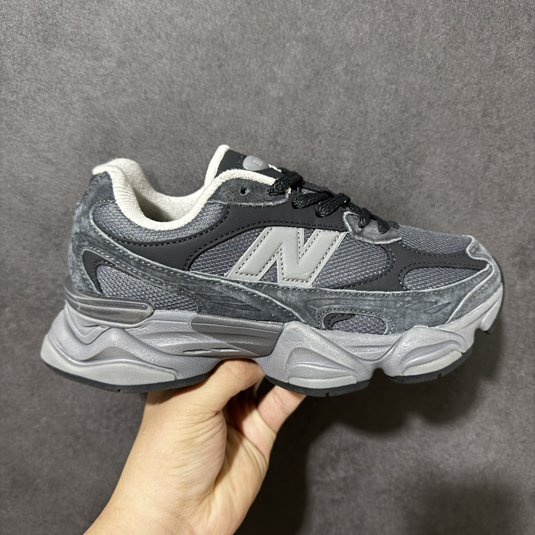 New Balance NB9060 复古休闲运动慢跑鞋 最强性价版 采用大面积网眼以及麂皮材质覆盖鞋身，还原经典气质。