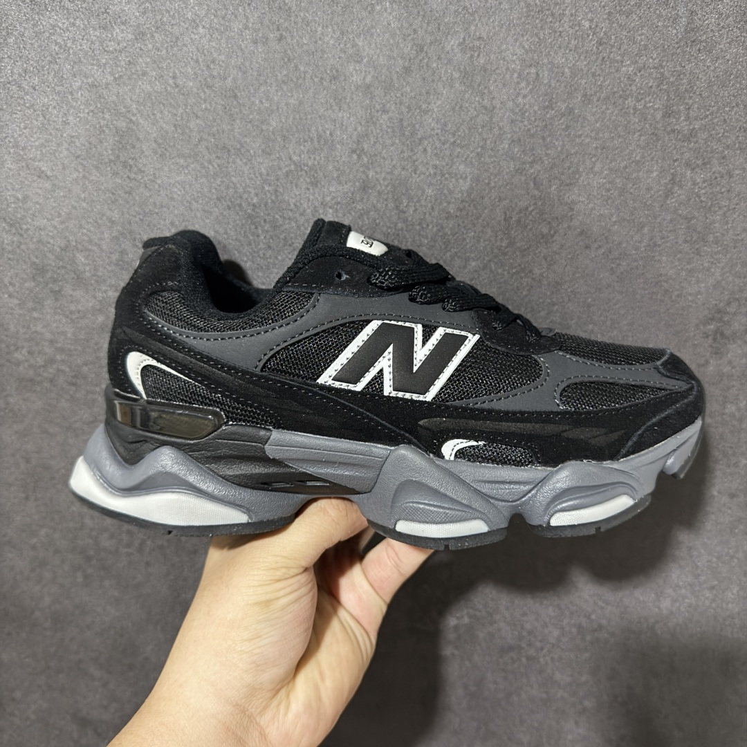 New Balance NB9060 复古休闲运动慢跑鞋 最强性价版 采用大面积网眼以及麂皮材质覆盖鞋身，还原经典气质。