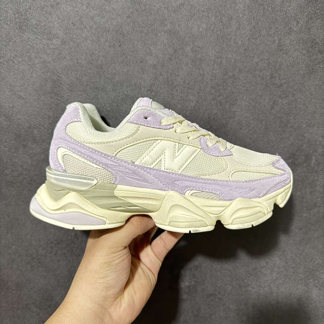 New Balance NB9060 复古休闲运动慢跑鞋 最强性价版 采用大面积网眼以及麂皮材质覆盖鞋身，还原经典气质。