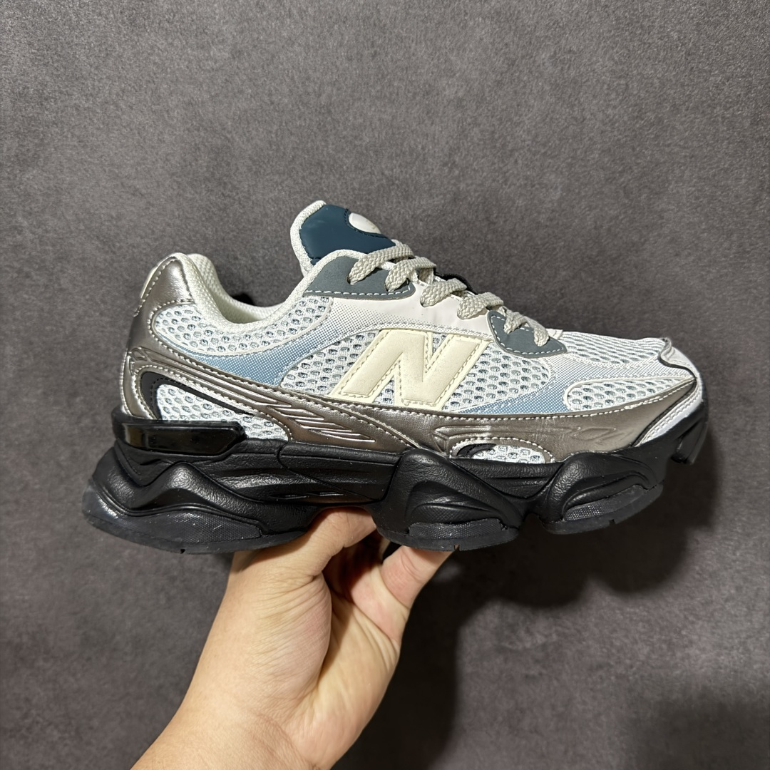 New Balance NB9060 复古休闲运动慢跑鞋 最强性价版 采用大面积网眼以及麂皮材质覆盖鞋身，还原经典气质。