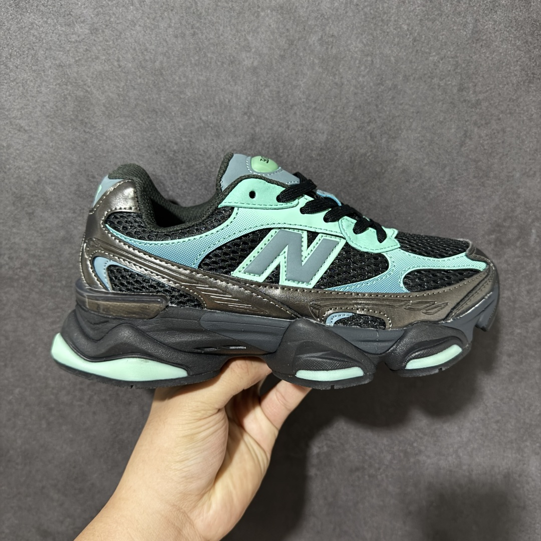 New Balance NB9060 复古休闲运动慢跑鞋 最强性价版 采用大面积网眼以及麂皮材质覆盖鞋身，还原经典气质。