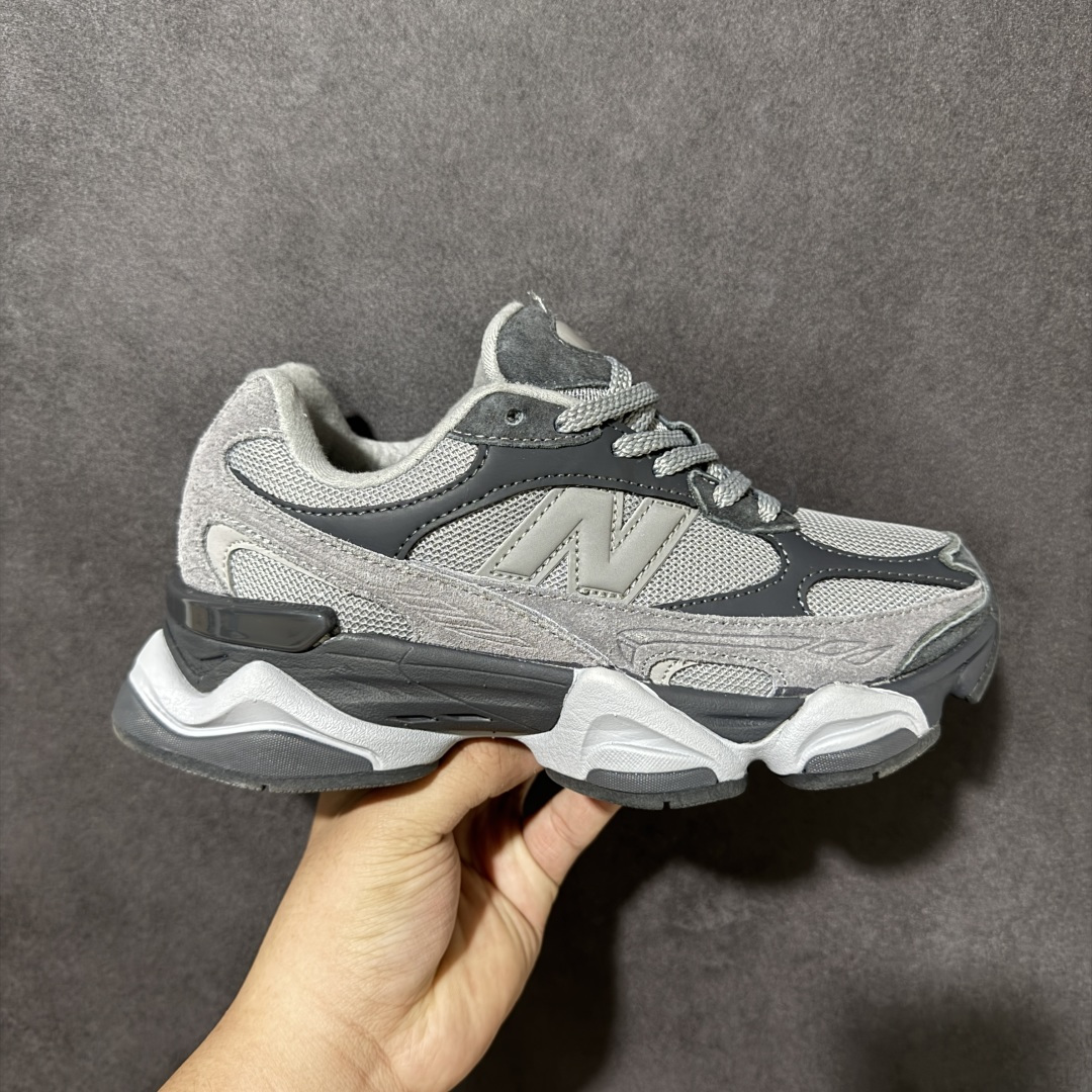 New Balance NB9060 复古休闲运动慢跑鞋 最强性价版 采用大面积网眼以及麂皮材质覆盖鞋身，还原经典气质。