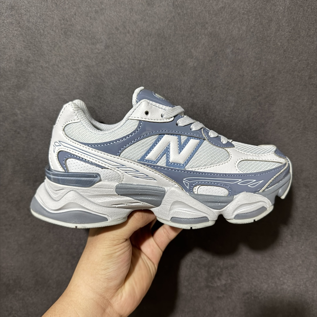 New Balance NB9060 复古休闲运动慢跑鞋 最强性价版 采用大面积网眼以及麂皮材质覆盖鞋身，还原经典气质。