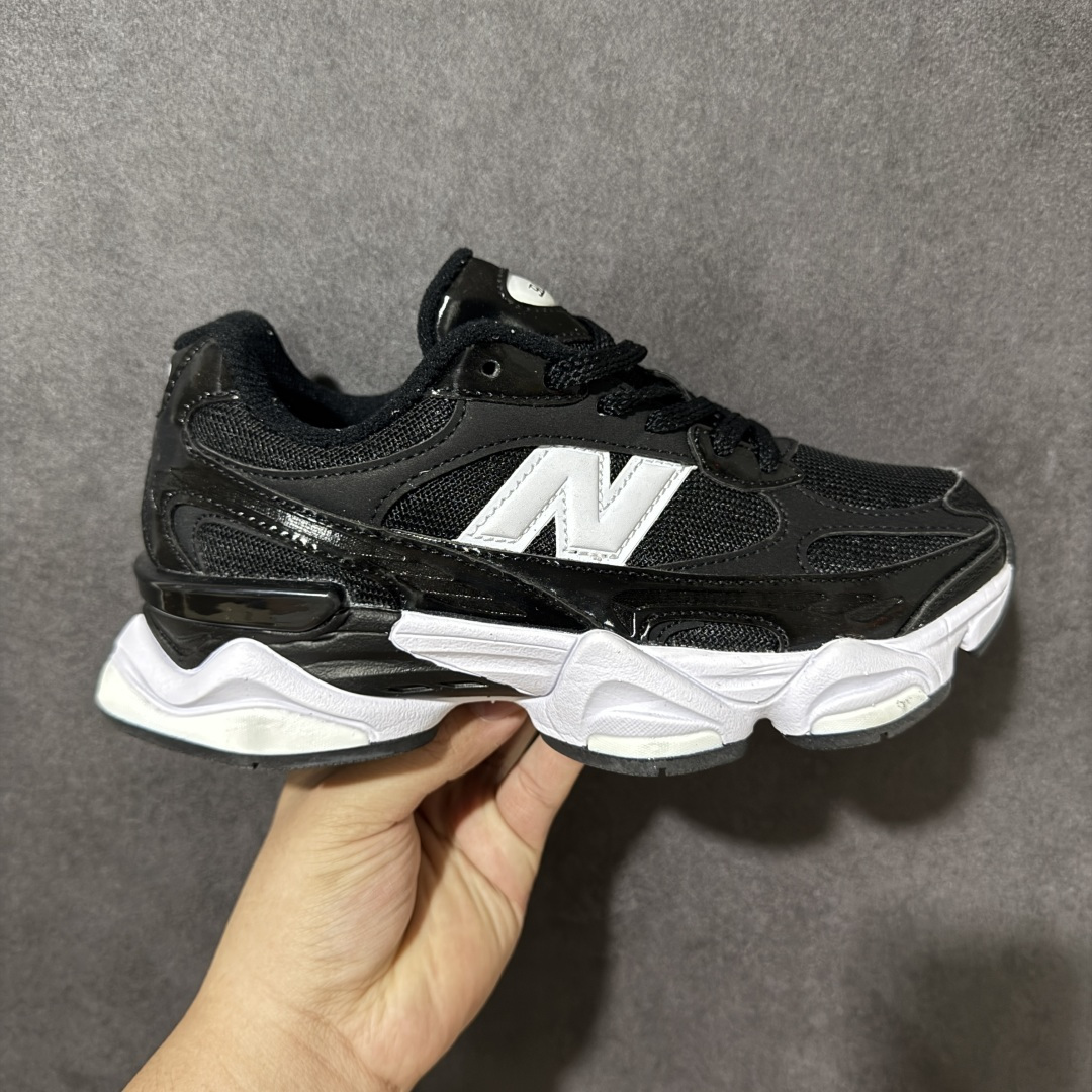 New Balance NB9060 复古休闲运动慢跑鞋 最强性价版 采用大面积网眼以及麂皮材质覆盖鞋身，还原经典气质。