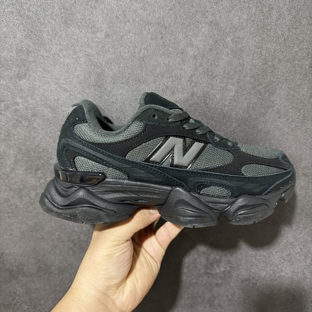 New Balance NB9060 复古休闲运动慢跑鞋 最强性价版 采用大面积网眼以及麂皮材质覆盖鞋身，还原经典气质。