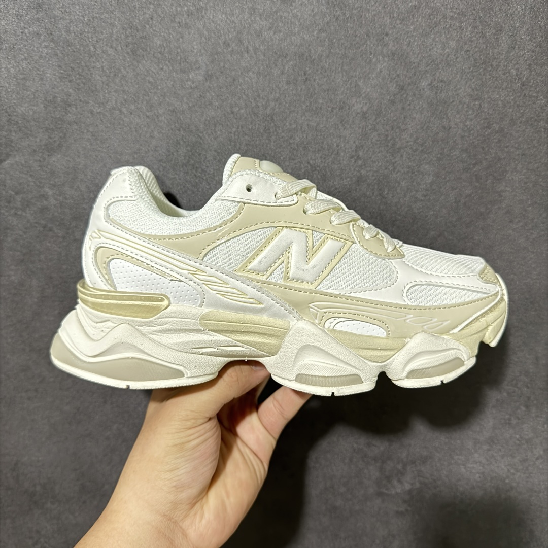 New Balance NB9060 复古休闲运动慢跑鞋 最强性价版 采用大面积网眼以及麂皮材质覆盖鞋身，还原经典气质。