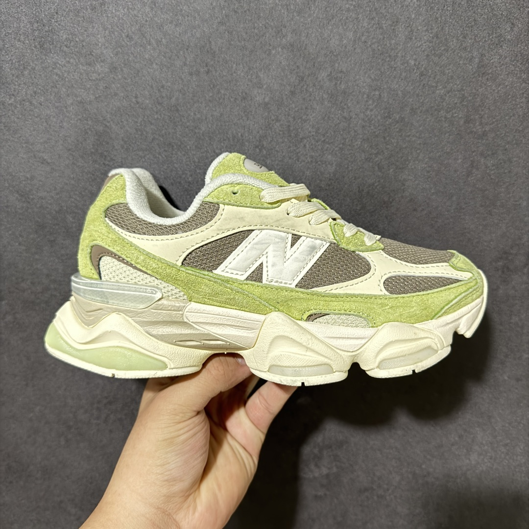 New Balance NB9060 复古休闲运动慢跑鞋 最强性价版 采用大面积网眼以及麂皮材质覆盖鞋身，还原经典气质。