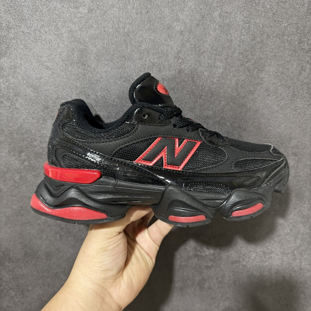 New Balance NB9060 复古休闲运动慢跑鞋 最强性价版 采用大面积网眼以及麂皮材质覆盖鞋身，还原经典气质。