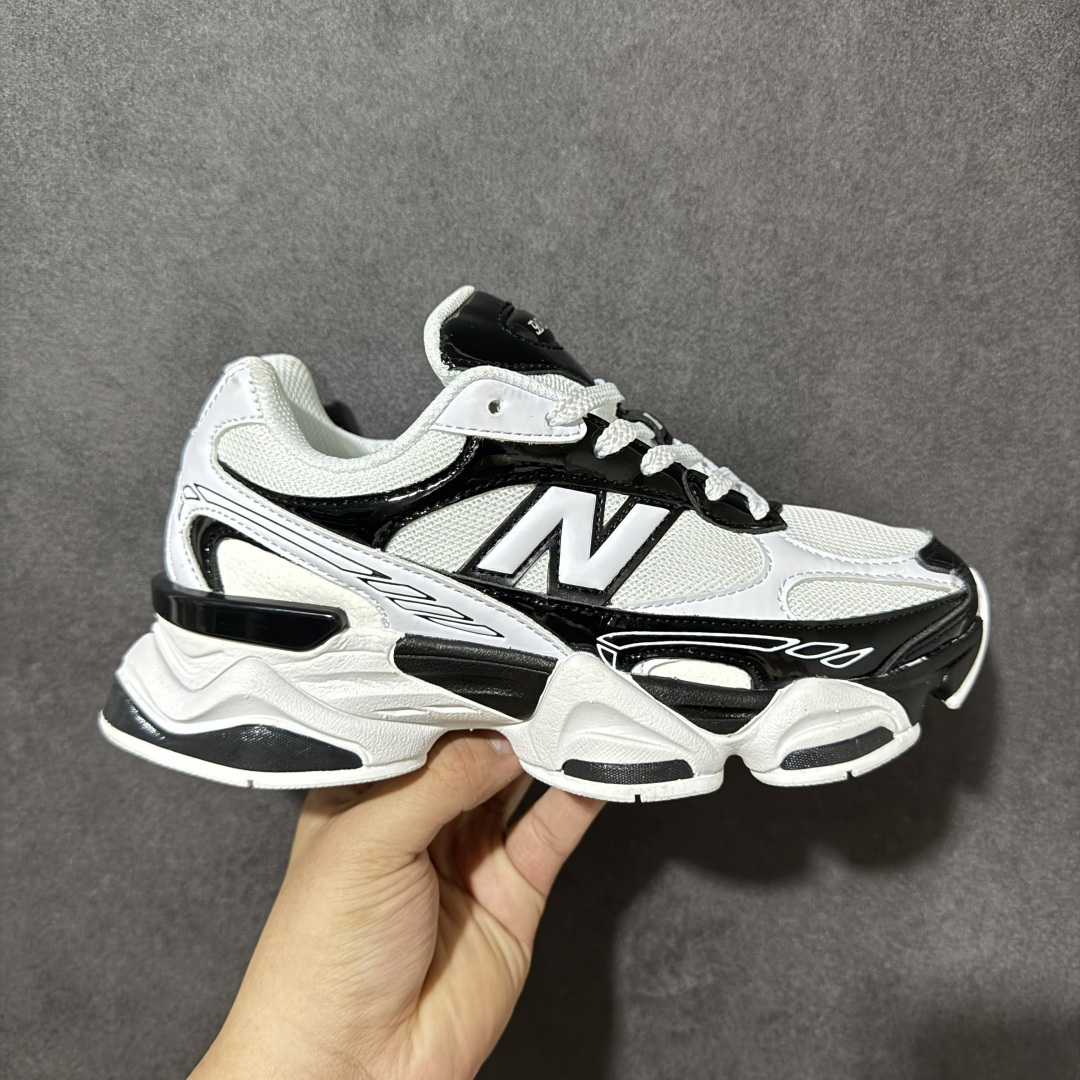 New Balance NB9060 复古休闲运动慢跑鞋 最强性价版 采用大面积网眼以及麂皮材质覆盖鞋身，还原经典气质。