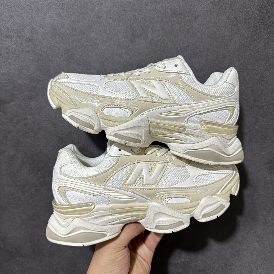 New Balance NB9060 复古休闲运动慢跑鞋 最强性价版 采用大面积网眼以及麂皮材质覆盖鞋身，还原经典气质。