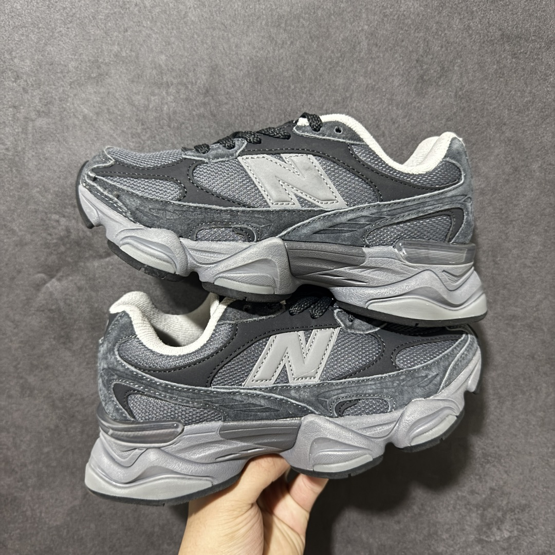New Balance NB9060 复古休闲运动慢跑鞋 最强性价版 采用大面积网眼以及麂皮材质覆盖鞋身，还原经典气质。