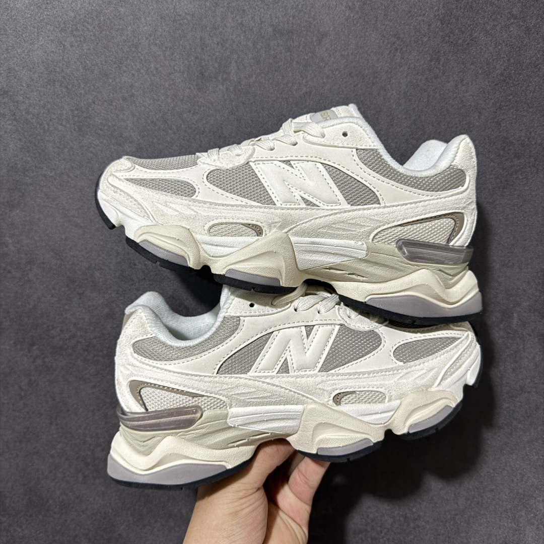 New Balance NB9060 复古休闲运动慢跑鞋 最强性价版 采用大面积网眼以及麂皮材质覆盖鞋身，还原经典气质。