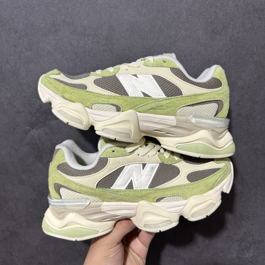New Balance NB9060 复古休闲运动慢跑鞋 最强性价版 采用大面积网眼以及麂皮材质覆盖鞋身，还原经典气质。