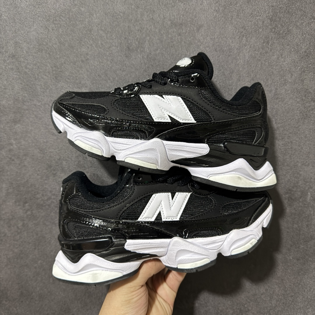 New Balance NB9060 复古休闲运动慢跑鞋 最强性价版 采用大面积网眼以及麂皮材质覆盖鞋身，还原经典气质。