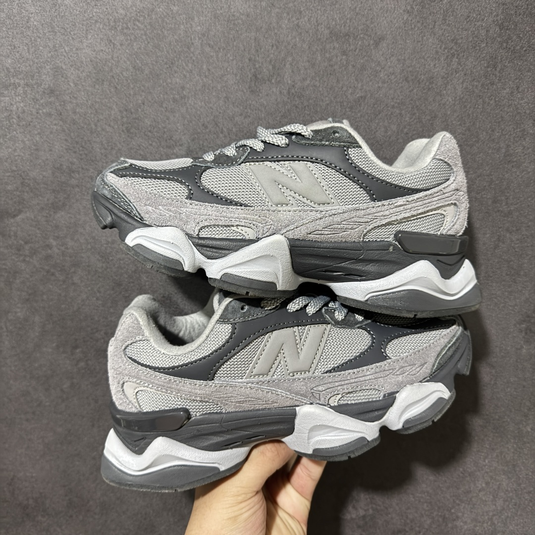 New Balance NB9060 复古休闲运动慢跑鞋 最强性价版 采用大面积网眼以及麂皮材质覆盖鞋身，还原经典气质。