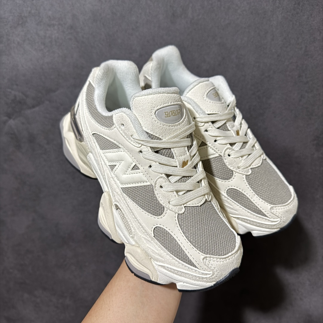 New Balance NB9060 复古休闲运动慢跑鞋 最强性价版 采用大面积网眼以及麂皮材质覆盖鞋身，还原经典气质。