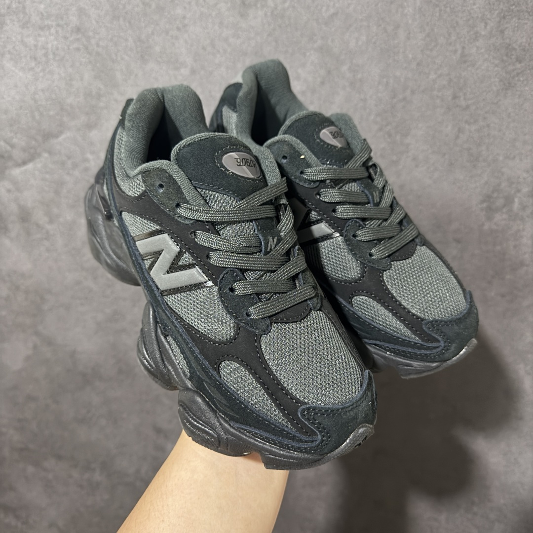 New Balance NB9060 复古休闲运动慢跑鞋 最强性价版 采用大面积网眼以及麂皮材质覆盖鞋身，还原经典气质。