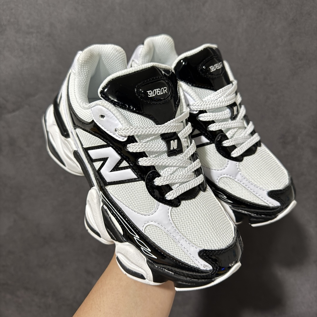 New Balance NB9060 复古休闲运动慢跑鞋 最强性价版 采用大面积网眼以及麂皮材质覆盖鞋身，还原经典气质。