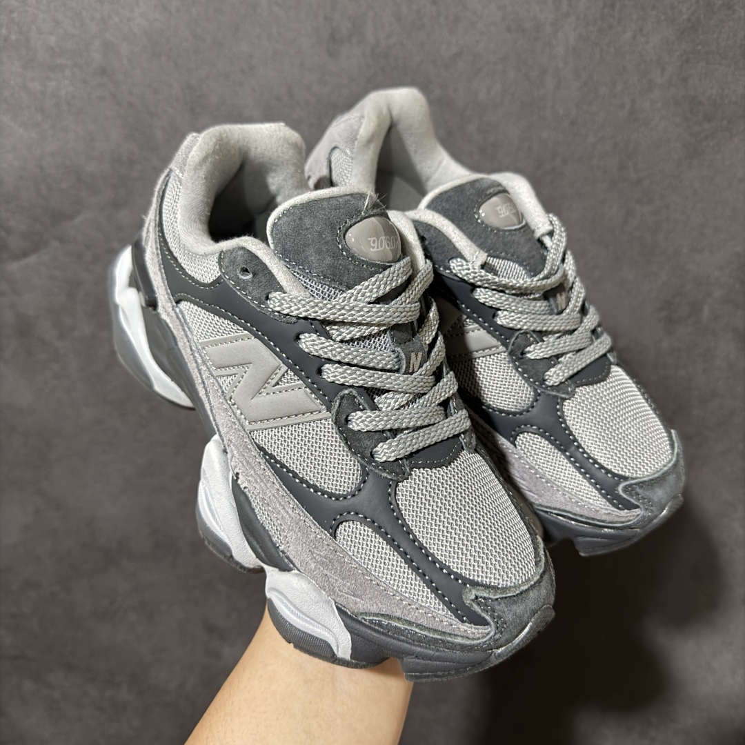 New Balance NB9060 复古休闲运动慢跑鞋 最强性价版 采用大面积网眼以及麂皮材质覆盖鞋身，还原经典气质。