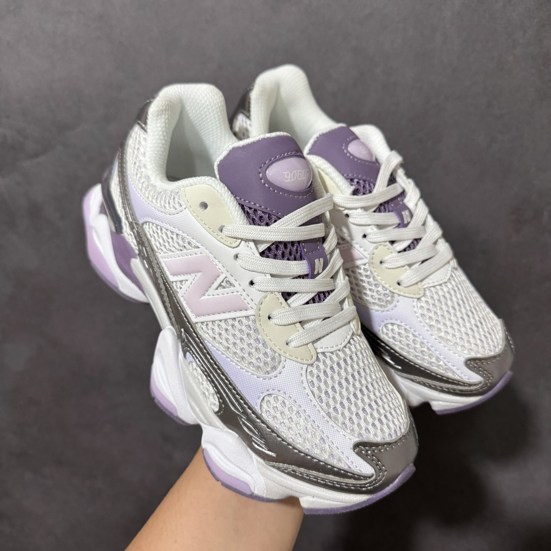New Balance NB9060 复古休闲运动慢跑鞋 最强性价版 采用大面积网眼以及麂皮材质覆盖鞋身，还原经典气质。