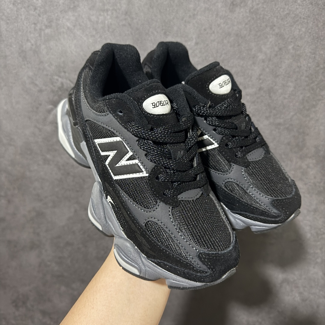 New Balance NB9060 复古休闲运动慢跑鞋 最强性价版 采用大面积网眼以及麂皮材质覆盖鞋身，还原经典气质。