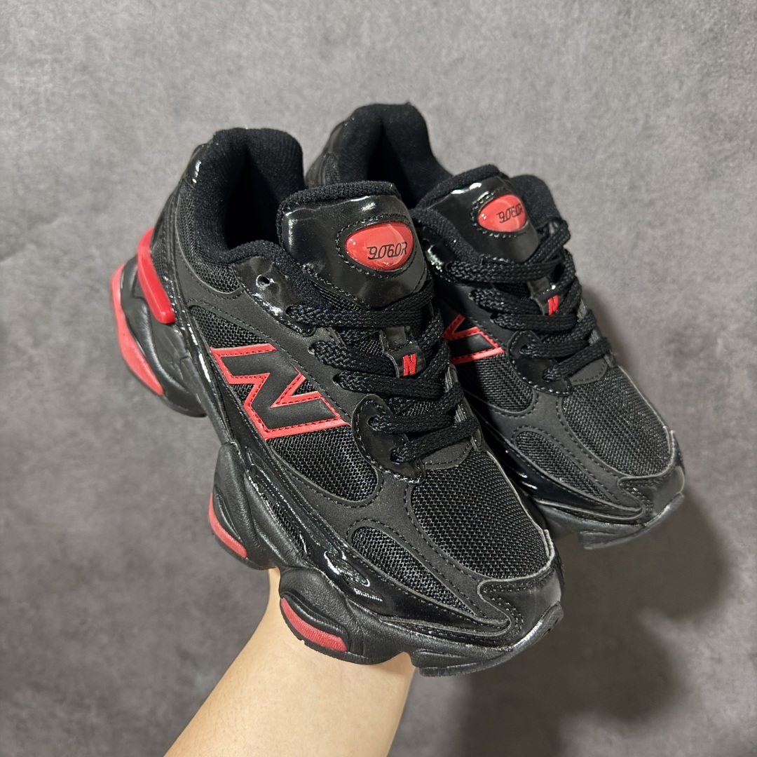 New Balance NB9060 复古休闲运动慢跑鞋 最强性价版 采用大面积网眼以及麂皮材质覆盖鞋身，还原经典气质。